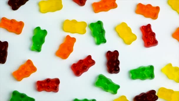 A gyerek vitaminokat eszik zselés cukorkát. Szelektív fókusz. — Stock videók