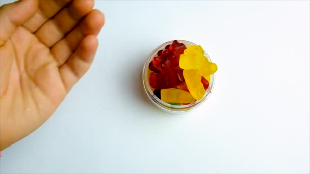 Дитина їсть цукерки з вітамінами желе. Вибірковий фокус . — стокове відео