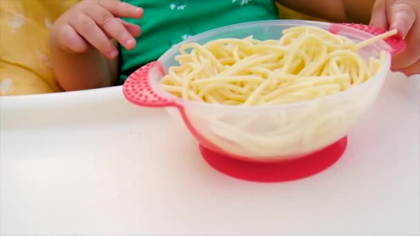 Dziecko samo je spaghetti. Skupienie selektywne. — Wideo stockowe