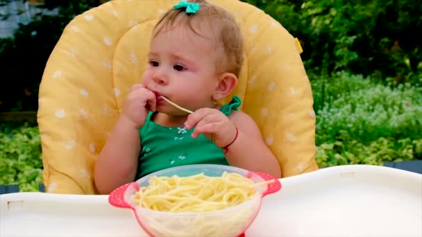 Dziecko samo je spaghetti. Skupienie selektywne. — Wideo stockowe