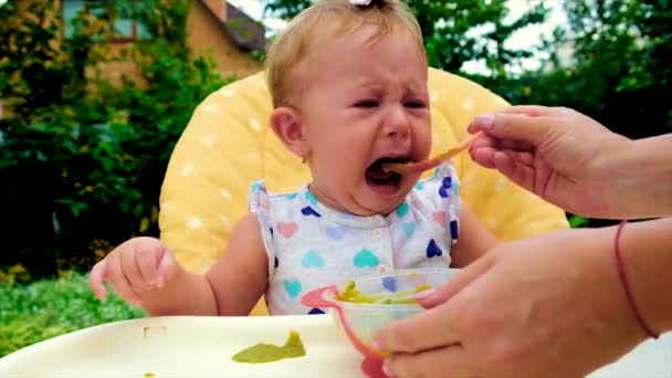 Barnet äter broccolipuré. Selektiv inriktning. — Stockvideo
