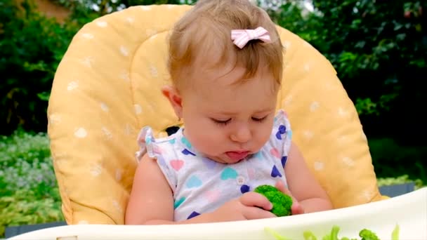 Baby isst Brokkoli-Stücke. Selektiver Fokus. — Stockvideo