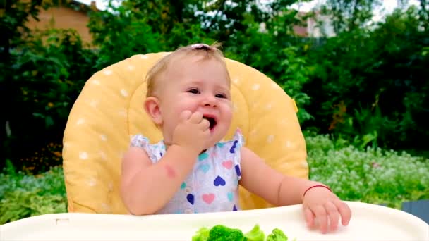 De baby eet broccoli. Selectieve focus. — Stockvideo