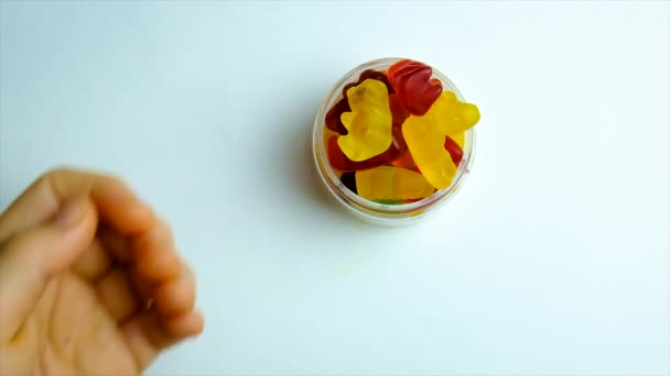 L'enfant mange des bonbons à la gelée de vitamines. Concentration sélective. — Video