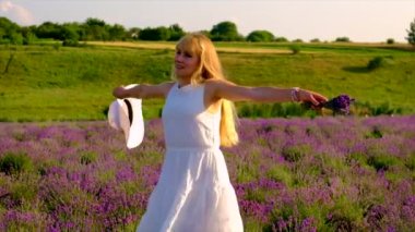 Yazın lavanta tarlasında bir kadın. Seçici odak.