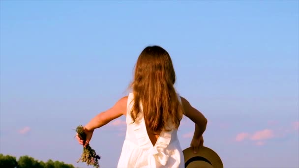 Gyermek lány virágokkal levendula mezőn. Szelektív fókusz. — Stock videók