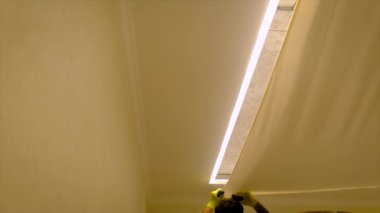 Zanaatkârlar tavanı gerer. Seçici odak.