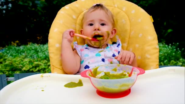 Baby isst Brokkoli-Püree. Selektiver Fokus. — Stockvideo