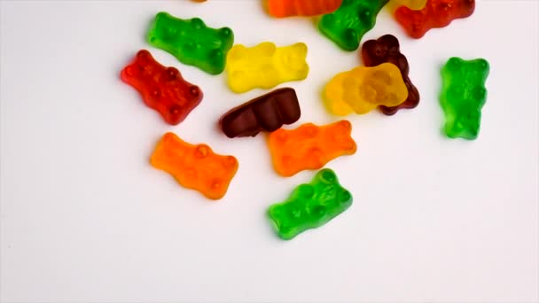 Дитина їсть цукерки з вітамінами желе. Вибірковий фокус . — стокове відео