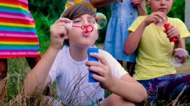 Çocuklar sokakta baloncuk çıkarıyor. Seçici odak.