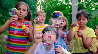 Çocuklar sokakta baloncuk çıkarıyor. Seçici odak.