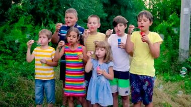 Çocuklar sokakta baloncuk çıkarıyor. Seçici odak.