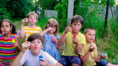 Çocuklar sokakta baloncuk çıkarıyor. Seçici odak.