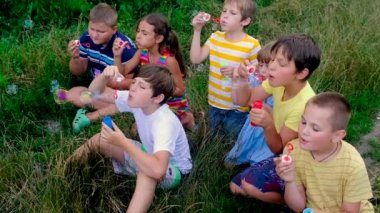 Çocuklar sokakta baloncuk çıkarıyor. Seçici odak.