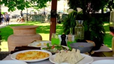 Restoranda Gürcü yemeği. Seçici odak.
