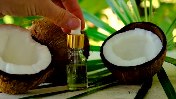 Olio di cocco in bottiglia per trattamenti termali. Focus selettivo. — Video Stock