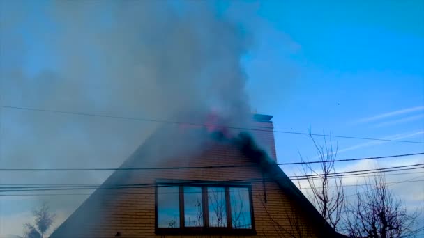 Η οροφή του σπιτιού καίγεται. Επιλεκτική εστίαση. — Αρχείο Βίντεο