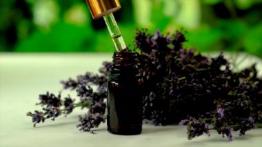 Şişedeki lavanta yağı. Seçici odak.