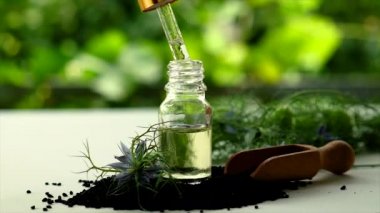 Şişedeki siyah kimyon yağı. Seçici odak.