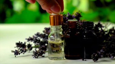 Şişedeki lavanta yağı. Seçici odak.