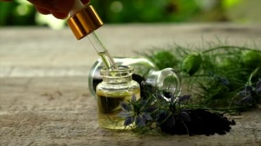 Şişedeki siyah kimyon yağı. Seçici odak.