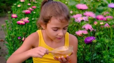 Çocuk bahçede bal yiyordu. Seçici odak.