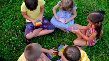 Çimlerin üzerinde çocuklar oynuyor. Seçici odak.