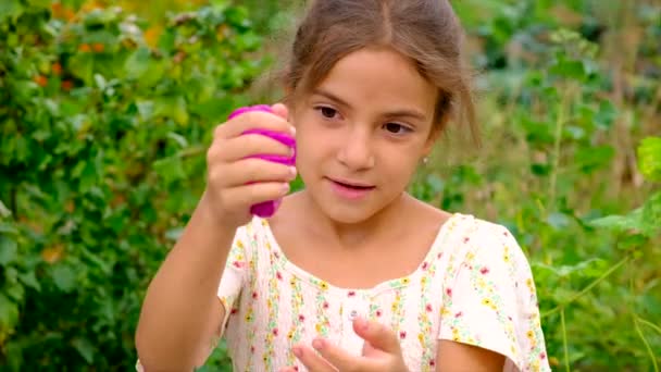 Het kind speelt met een slijm in haar handen. Selectieve focus. — Stockvideo
