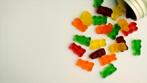 L'enfant mange des bonbons à la gelée de vitamines. Concentration sélective. — Video