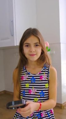 Çocuk bir büyüteçle suyu inceler. Seçici odak.