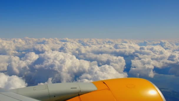 El avión vuela en las nubes. Enfoque selectivo. — Vídeos de Stock