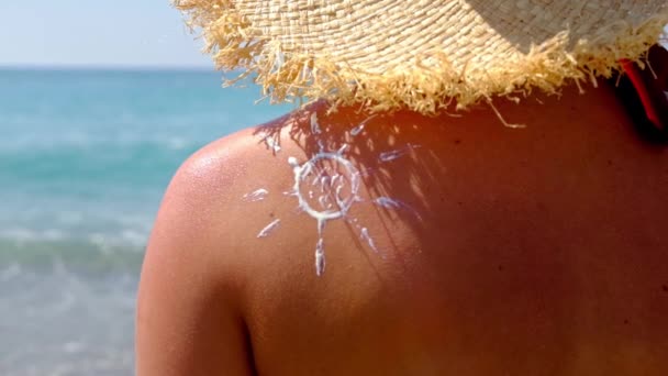 La donna sulla spiaggia spalma la crema solare. Focus selettivo. — Video Stock