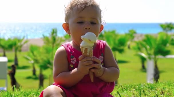 Bebê come sorvete no verão. Foco seletivo. — Vídeo de Stock