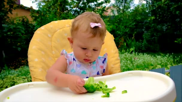 Dziecko je kawałki brokułów. Skupienie selektywne. — Wideo stockowe