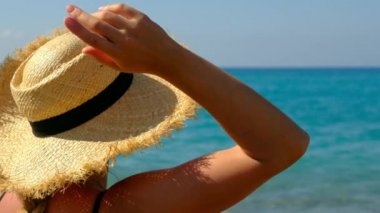 Kadın şu anda denize bakıyor. Seçici odak.