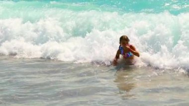 Çocuk denizde yüzüyordu. Seçici odak.