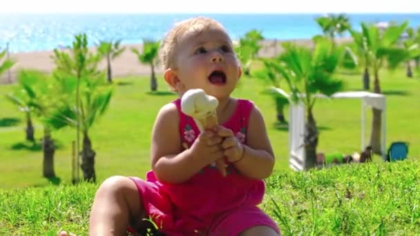赤ん坊は夏にアイスクリームを食べる。選択的焦点. — ストック動画