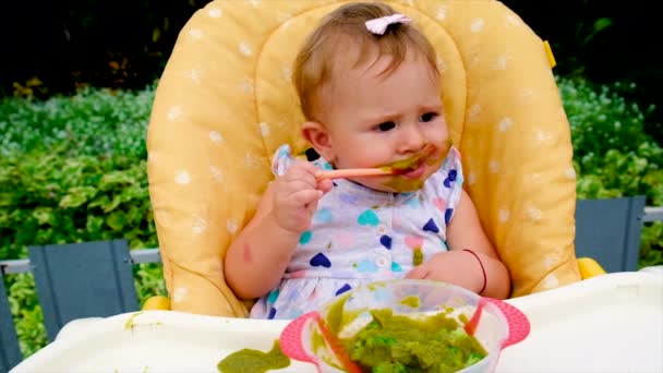 Baby isst Brokkoli-Püree. Selektiver Fokus. — Stockvideo