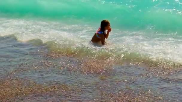 Ребенок плавает в море. Селективный фокус. — стоковое видео
