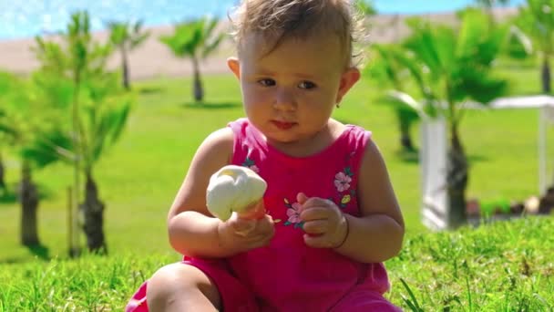 Il bambino mangia il gelato in estate. Focus selettivo. — Video Stock