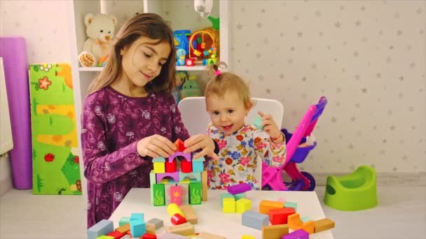 아이는 방 안에서 장난감을 가지고 놀고 있습니다. 선택적 초점. — 비디오
