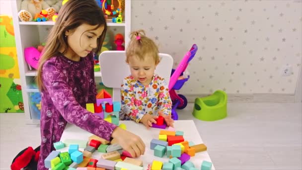 Het kind speelt met speelgoed in de kamer. Selectieve focus. — Stockvideo