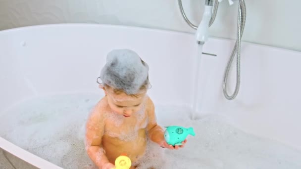 Il bambino fa il bagno. Focus selettivo. — Video Stock