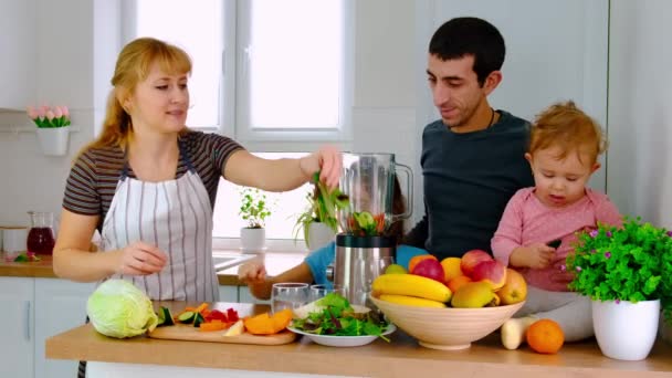 La famille prépare des smoothies à la maison. Concentration sélective. — Video