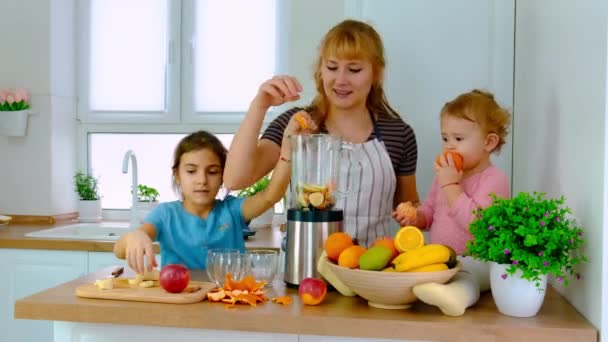 Die Familie bereitet Smoothies zu Hause zu. Selektiver Fokus. — Stockvideo