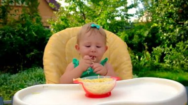 Bebek spagettiyi kendisi yiyor. Seçici odak.