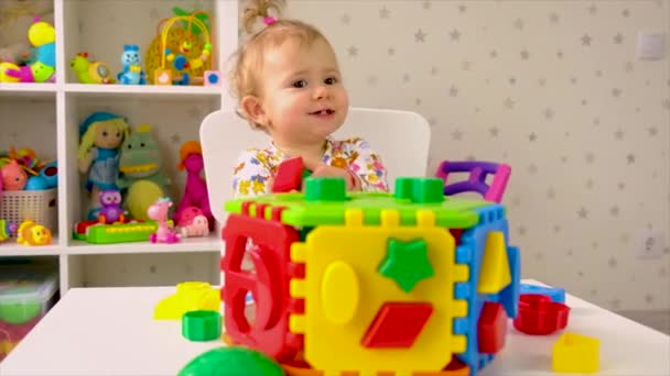 The child plays with toys in the room. Selective focus. — Stock Video