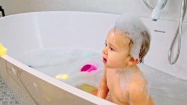 Çocuk banyo yapıyor. Seçici odak.