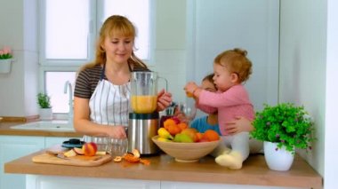 Aile evde smoothie hazırlar. Seçici odak.