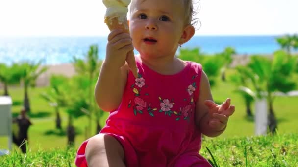 Baby eats ice cream in the summer. Selective focus. — Αρχείο Βίντεο